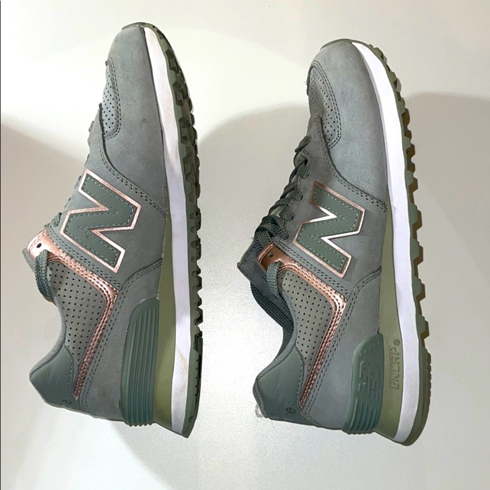 I am selling these super cute new balance shoes.